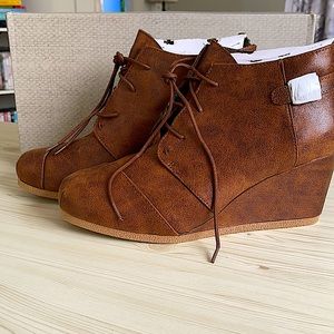 PERFECT for Fall 🍁🍂 Adorable wedge booties with small buckle detail 💛🧡🤎❤️